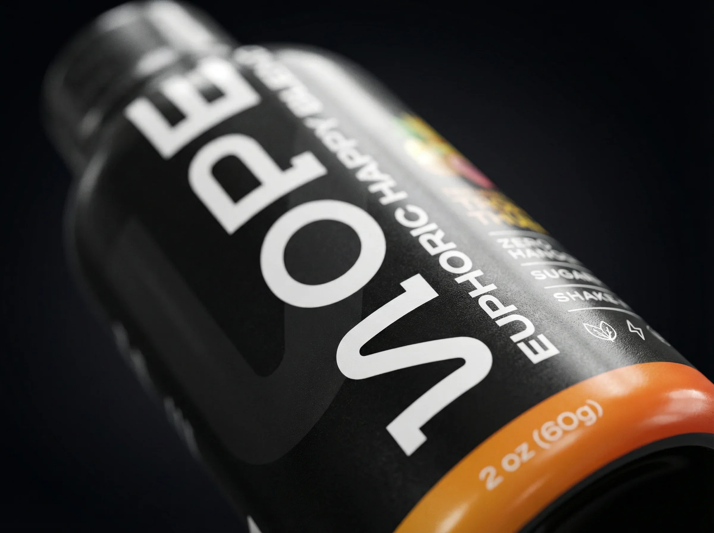 Detalle del shot de NOPE de 60 ml, etiqueta en negro mate con logotipo en blanco