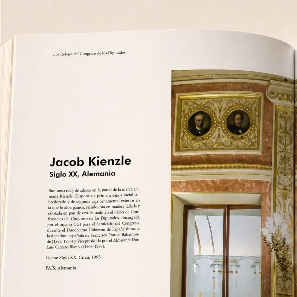 Doble página del libro Los Relojes del Congreso de los Diputados, con ficha del reloj Kienzle y fotografía del Salón de Conferencias