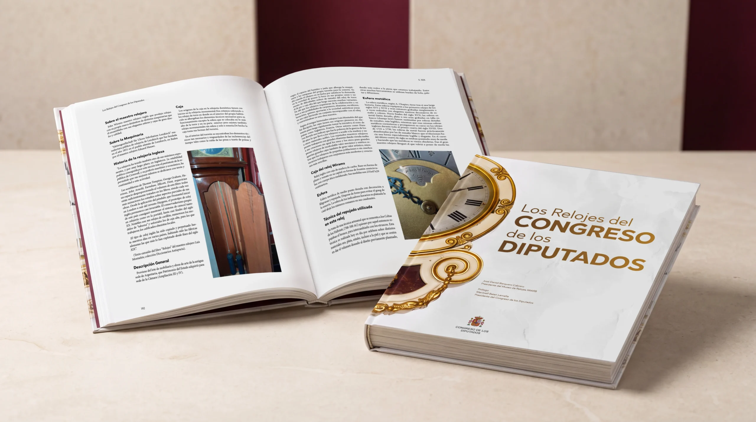 Libro Los Relojes del Congreso de los Diputados, portada y doble página interior con maquetación a tres columnas